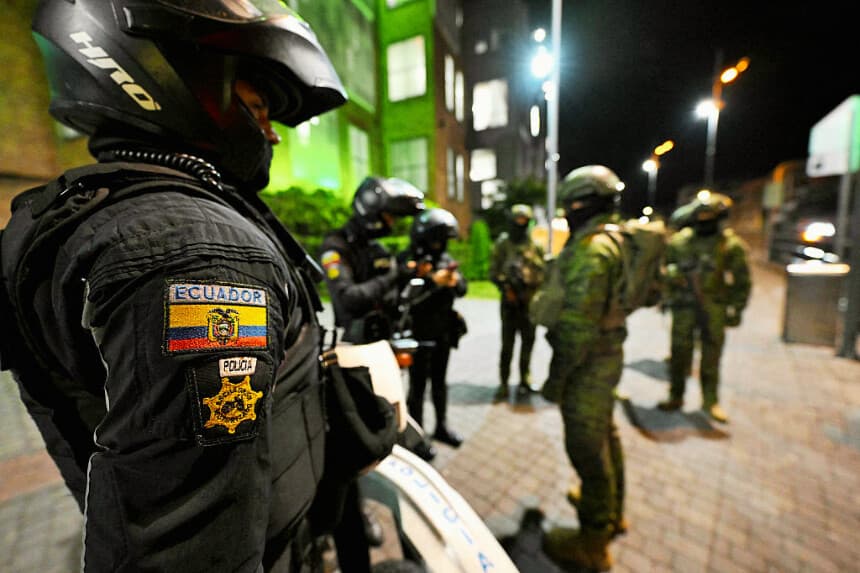 Miembros de las fuerzas armadas y de la policía ecuatorianas montan guardia durante el toque de queda impuesto por el presidente de Ecuador, Daniel Noboa, para combatir el crimen organizado en el barrio de Jaime Roldós, en Quito, el 6 de mayo de 2026. (Rodrigo BUENDIA / AFP vía Getty Images)