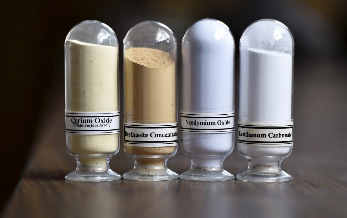 Muestras de minerales de tierras raras exhibidas en una empresa de Mountain Pass, California, en una foto de archivo. (David Becker/Reuters)