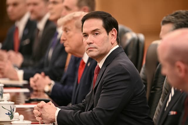 El secretario de Estado Marco Rubio (C) observa mientras el presidente de EE. UU., Donald Trump, se reúne con el presidente de China, Xi Jinping, en el Gran Salón del Pueblo de Beijing el 14 de mayo de 2026. (Brendan SMIALOWSKI / AFP vía Getty Images)
