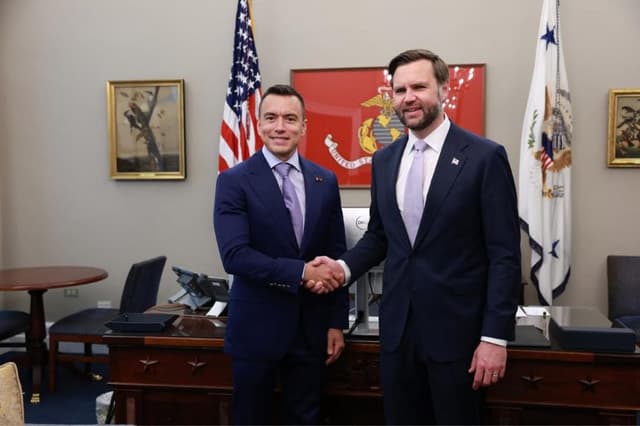 Fotografía difundida en la cuenta en Instagram @danielnoboaok del presidente de Ecuador, Daniel Noboa, de él junto al vicepresidente de EE.UU., JD Vance, este martes, en Washington (EE.UU.). (EFE/ @danielnoboaok)