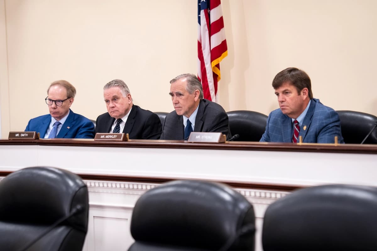 (2.º por la izquierda) El presidente de la Comisión Conjunta del Congreso y el Ejecutivo sobre China, el diputado Chris Smith (republicano por Nueva Jersey), el copresidente, el senador Jeff Merkley (demócrata por Oregón), y el diputado Dale Strong (republicano por Alabama), escuchan los testimonios durante una audiencia titulada «Un mercado construido sobre las víctimas: Detener el tráfico ilegal de órganos en China y más allá», celebrada en el Capitolio, en Washington, el 14 de mayo de 2026. (Madalina Kilroy/The Epoch Times)