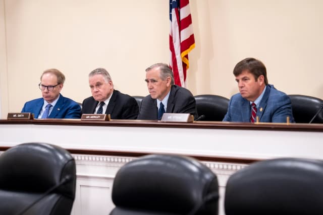 (2.º por la izquierda) El presidente de la Comisión Conjunta del Congreso y el Ejecutivo sobre China, el diputado Chris Smith (republicano por Nueva Jersey), el copresidente, el senador Jeff Merkley (demócrata por Oregón), y el diputado Dale Strong (republicano por Alabama), escuchan los testimonios durante una audiencia titulada «Un mercado construido sobre las víctimas: Detener el tráfico ilegal de órganos en China y más allá», celebrada en el Capitolio, en Washington, el 14 de mayo de 2026. (Madalina Kilroy/The Epoch Times)