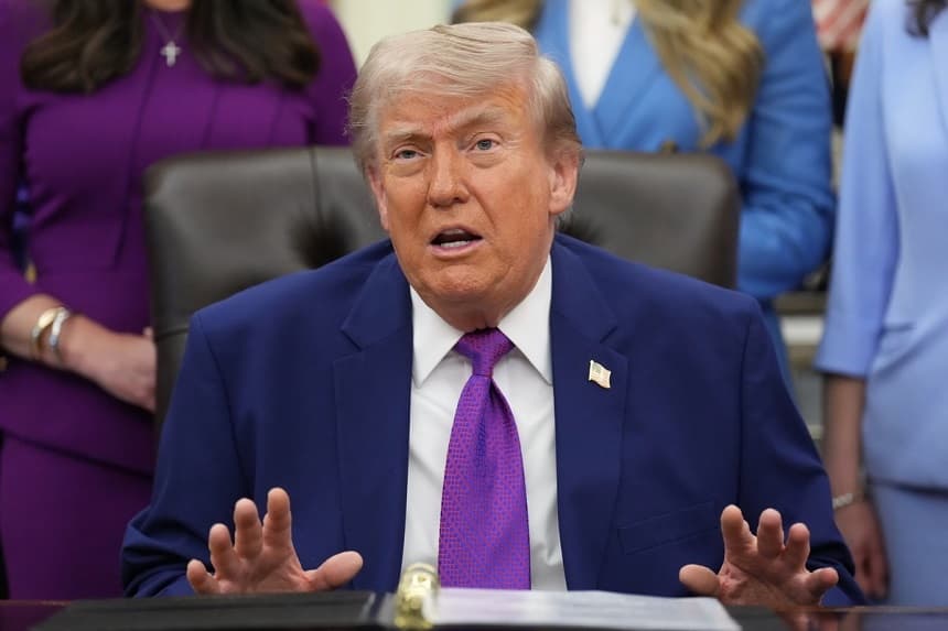 El presidente Donald Trump habla con los periodistas en el Despacho Oval de la Casa Blanca el 11 de mayo de 2026. (Jacquelyn Martin /AP Photo)
