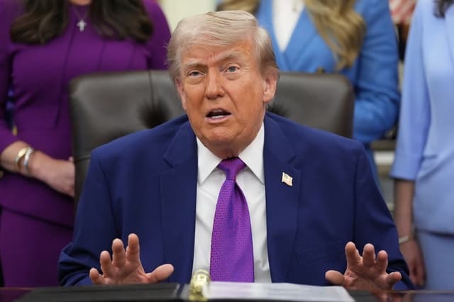 El presidente Donald Trump habla con los periodistas en el Despacho Oval de la Casa Blanca el 11 de mayo de 2026. (Jacquelyn Martin /AP Photo)
