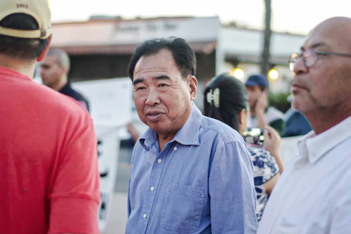 Chen Jun en un acto pro-Pekín que organizó en el San Gabriel Mission Playhouse de San Gabriel, California, en octubre de 2016. Chen se ha declarado culpable de actuar como agente ilegal de China en un complot contra la disciplina espiritual Falun Gong. (Liu Fei/The Epoch Times).