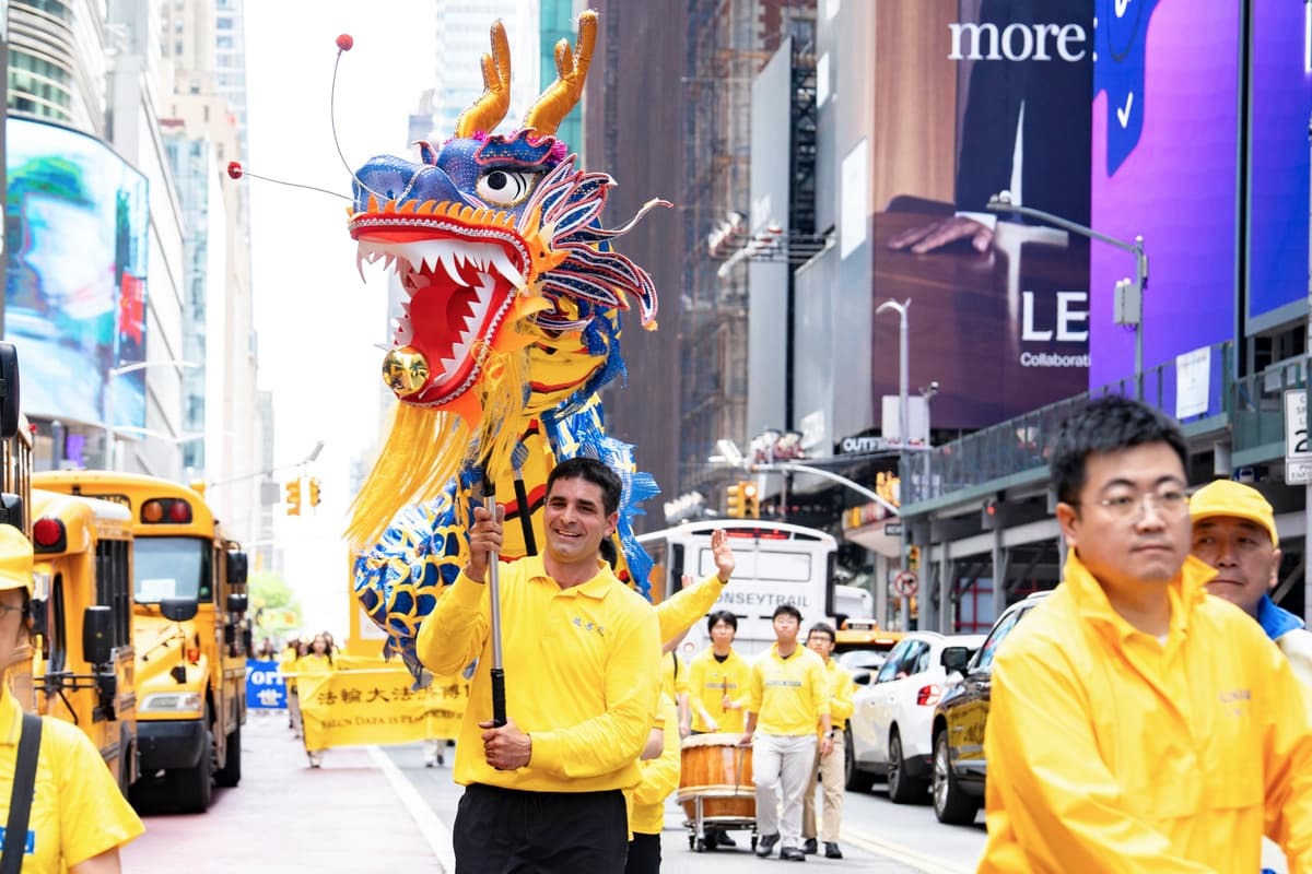 Practicantes de Falun Gong participan en un desfile para celebrar el Día Mundial de Falun Dafa y exigir el fin de la persecución en China, en la ciudad de Nueva York, el 13 de mayo de 2026. (Samira Bouaou/The Epoch Times)