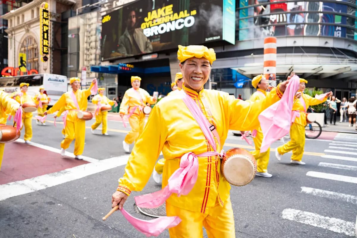 <em>Practicantes de Falun Gong participan en un desfile para celebrar el Día Mundial de Falun Dafa y exigir el fin de la persecución en China, en la ciudad de Nueva York, el 13 de mayo de 2026. (Samira Bouaou/The Epoch Times)</em>