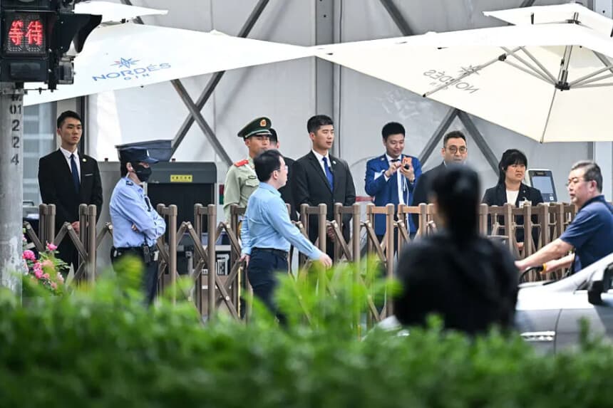 Se observa a policías y guardias de seguridad alrededor del perímetro de un hotel donde el presidente estadounidense Donald Trump se hospedará en Pekín, antes de su llegada el 13 de mayo de 2026. (Hector Retamal/AFP vía Getty Images).