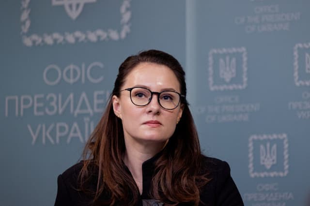 La primera ministra ucraniana, Yulia Svyrydenko, observa durante una conferencia de prensa en Kiev el 3 de marzo de 2026, en medio de la invasión rusa de Ucrania. (Tatiana DZHAFAROVA / AFP vía Getty Images).