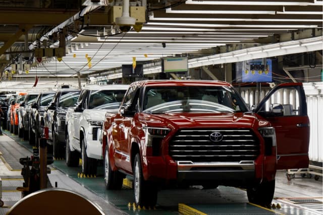 Camionetas Tundra y SUV Sequoia salen de la línea de ensamblaje como productos terminados en la planta de camiones de Toyota en San Antonio, Texas, el 17 de abril de 2023. (Jordan Vonderhaar/Reuters.)