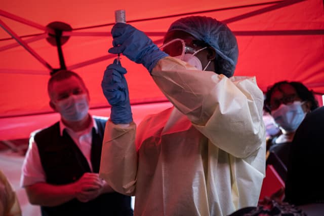 Una enfermera prepara una dosis de vacuna durante una campaña de prueba contra el ébola en el Hospital Mulago de Kampala, Uganda, el 3 de febrero de 2025. La OMS informó que Uganda inició el ensayo tras confirmarse un brote. (Badru Katumba/AFP vía Getty Images).
