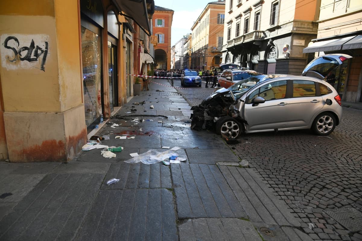 Al menos 8 heridos después de que un coche arrollara a una multitud en Italia