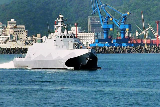 La primera corbeta lanzamisiles de fabricación nacional de Taiwán, el buque de 500 toneladas Tuo Chiang (río Tuo), aparece en la foto durante la ceremonia de botadura en el puerto naval de Suao, en el condado de Yilan, al noreste de Taiwán, el 23 de diciembre de 2014. (BENJAMIN YEH/AFP vía Getty Images)