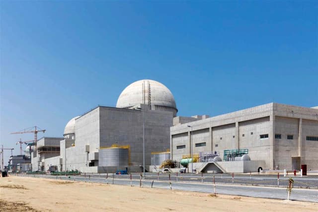 Ataque con drones provoca incendio en central nuclear de Emiratos Árabes en medio de alto el fuego