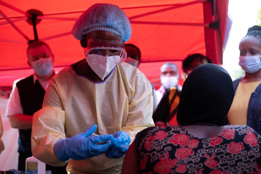 Una enfermera administra la primera dosis de la vacuna contra el Ébola Sudán a un voluntario durante el inicio de una campaña de vacunación experimental contra el Ébola en el Hospital de Referencia Mulago de Kampala, el 3 de febrero de 2025. (BADRU KATUMBA/AFP vía Getty Images)
