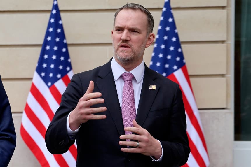 El representante comercial de EE. UU., Jamieson Greer, se dirige a los periodistas durante una rueda de prensa junto al secretario del Tesoro de EE. UU., Scott Bessent (que no aparece en la imagen), tras una nueva ronda de conversaciones comerciales con funcionarios chinos en la sede de la OCDE en París, el 16 de marzo de 2026. (Ludovic MARIN / AFP vía Getty Images)
