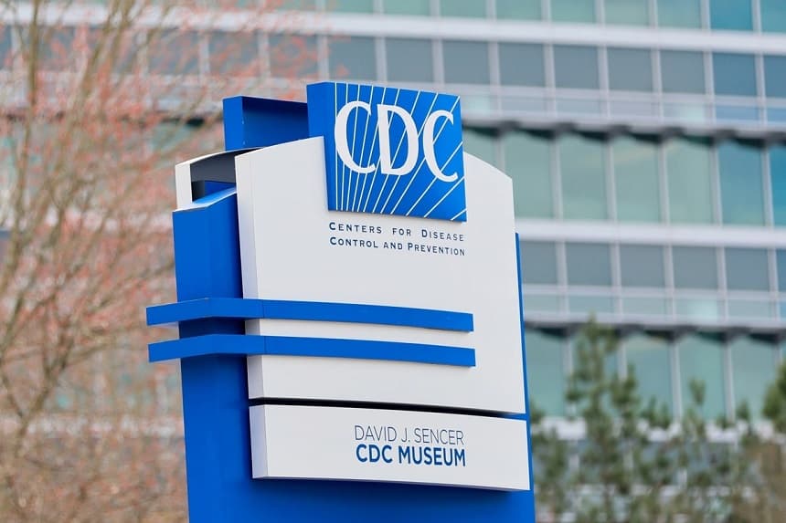 Un cartel con el logotipo de los CDC se exhibe en la entrada de la sede de la agencia en Atlanta el 2 de marzo de 2025. (Miguel Martínez/Atlanta Journal-Constitution vía AP, archivo)
