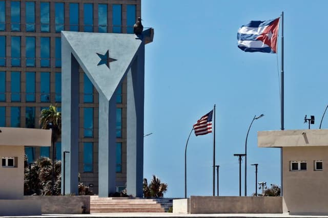 Fotografía de archivo que muestra un área de la sede de la Embajada de Estados Unidos en La Habana, Cuba. (EFE/ Ernesto Mastrascusa)