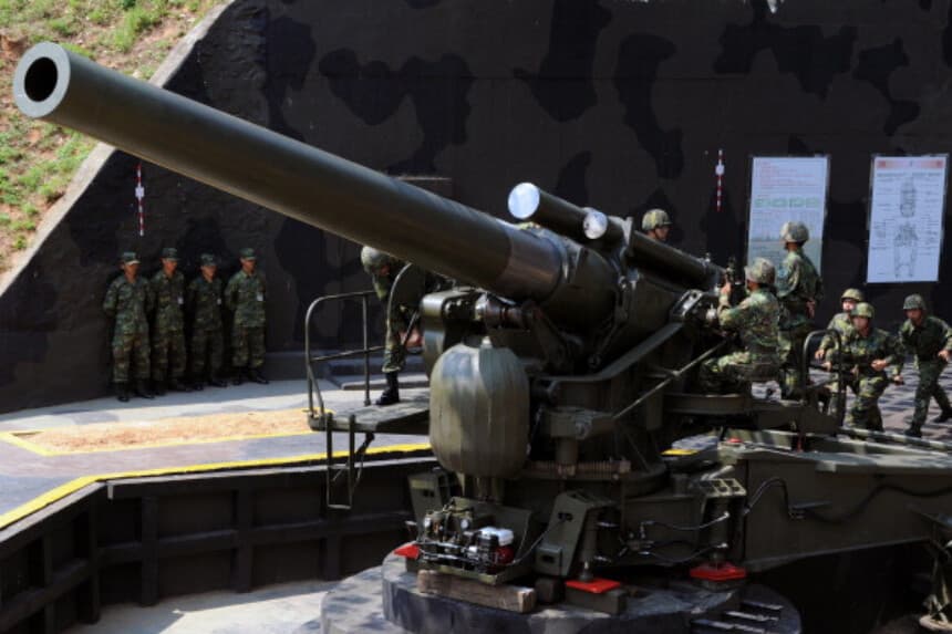 Soldados taiwaneses operan un obús estadounidense de 240 mm durante un ejercicio militar en Kinmen, Taiwán, el 22 de agosto de 2011. El presidente Ma Ying-jeou encabezará una ceremonia en el archipiélago en honor a las víctimas del bombardeo de artillería chino de 1958. (AFP / Sam Yeh / Getty Images).