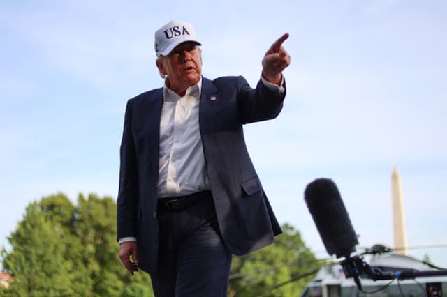 El presidente estadounidense Donald Trump gesticula al llegar al jardín sur de la Casa Blanca en Washington, D.C., el 15 de mayo de 2026, tras su visita a Beijing, donde se reunió con el presidente chino Xi Jinping para tratar acuerdos comerciales. (AFP / Alex Wroblewski / Getty Images).