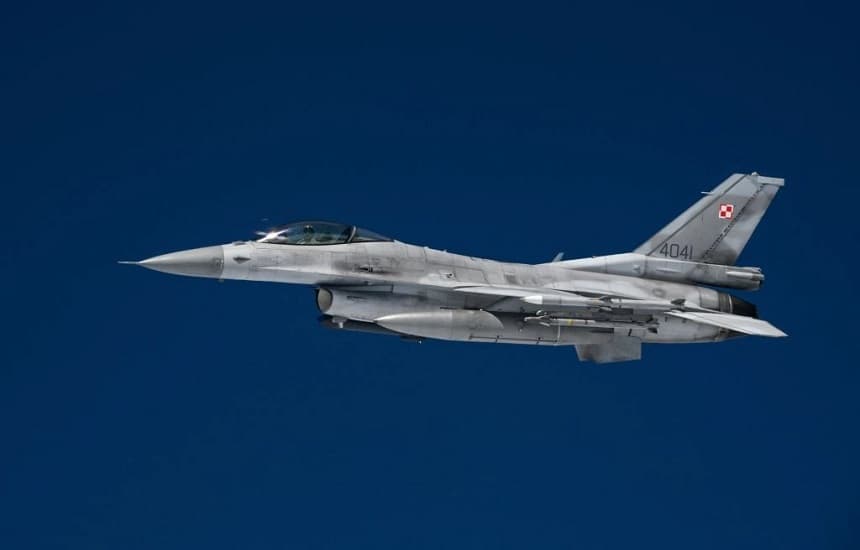 Un caza F-16 de la Fuerza Aérea Polaca participa en un ejercicio de la OTAN el 4 de julio de 2023. (John Thys/AFP vía Getty Images)
