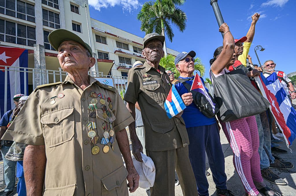 <em>Cubanos asisten a la conmemoración del 67.º aniversario de la Caravana de la Libertad, que marcó la entrada de Fidel Castro a la ciudad y el inicio de la Revolución Cubana, frente al edificio del Grupo de Administración Empresarial S.A. (GAESA), conglomerado controlado por las Fuerzas Armadas Revolucionarias de Cuba (FAR), en La Habana, el 8 de enero de 2026. (Foto de ADALBERTO ROQUE / AFP vía Getty Images)</em>