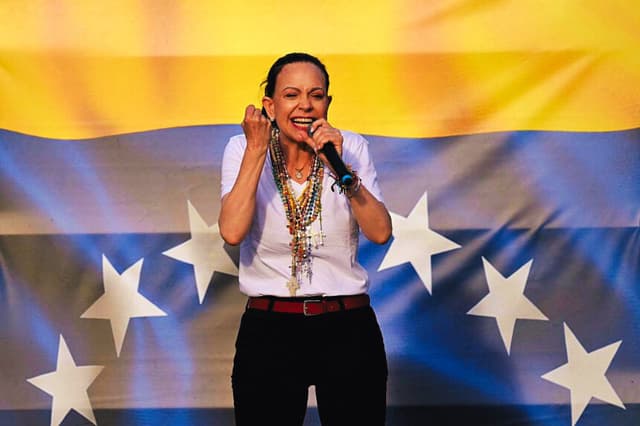 La líder de la oposición venezolana, María Corina Machado, se dirige a sus seguidores desde el escenario en la Puerta del Sol de Madrid el 18 de abril de 2026. (Javier SORIANO / AFP vía Getty Images)