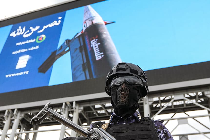 Una enorme imagen que representa un misil con la palabra "Palestina" escrita en un costado, durante una manifestación de simpatizantes del movimiento hutí, respaldado por Irán, en solidaridad con Irán y el Líbano en medio de la guerra en Medio Oriente, en la capital, Saná, el 17 de abril de 2026. (Foto de Mohammed HUWAIS / AFP vía Getty Images).