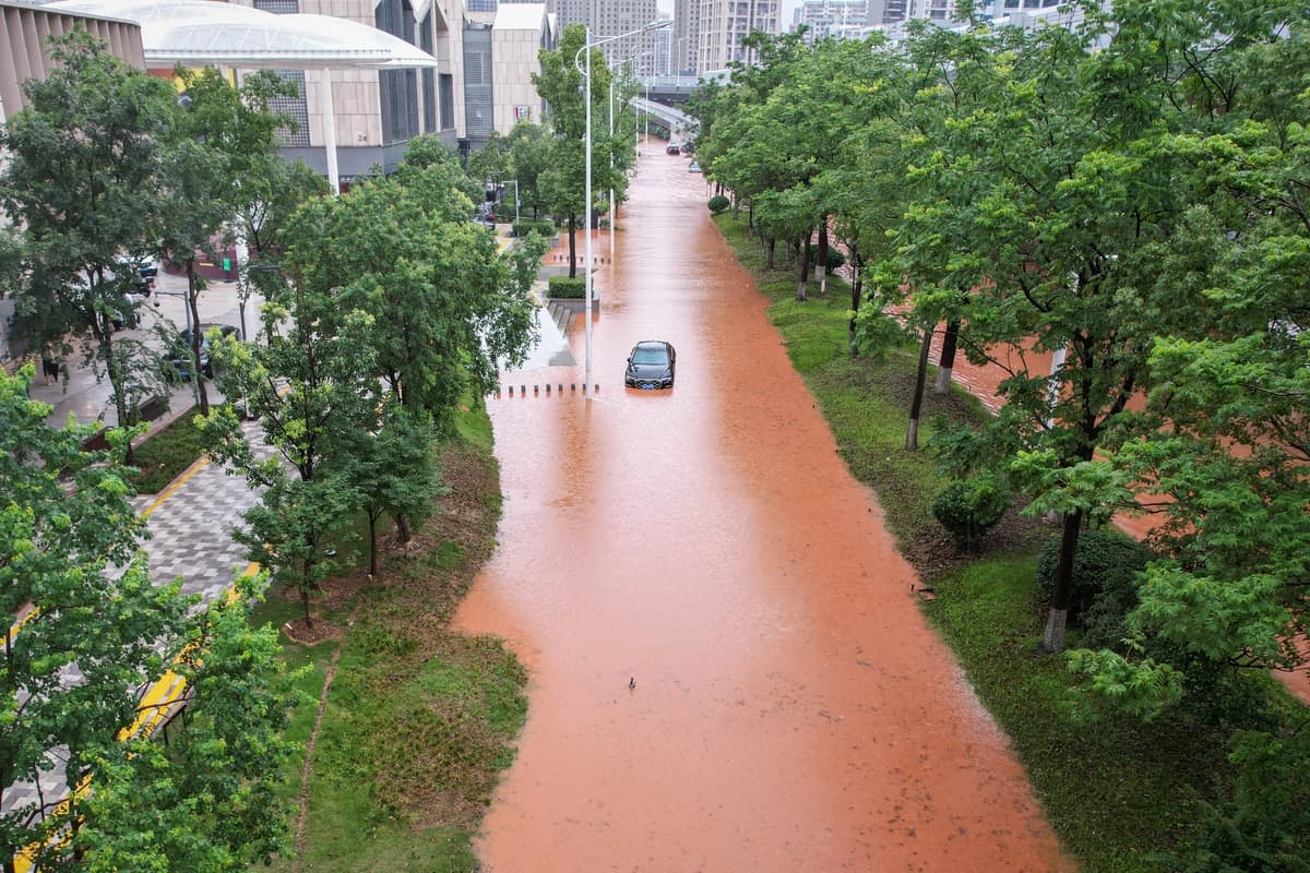 Un automóvil queda varado en una calle inundada luego de las fuertes lluvias en Changsha, en la provincia de Hunan, en el centro de China, el 24 de junio de 2024. (AFP vía Getty Images)