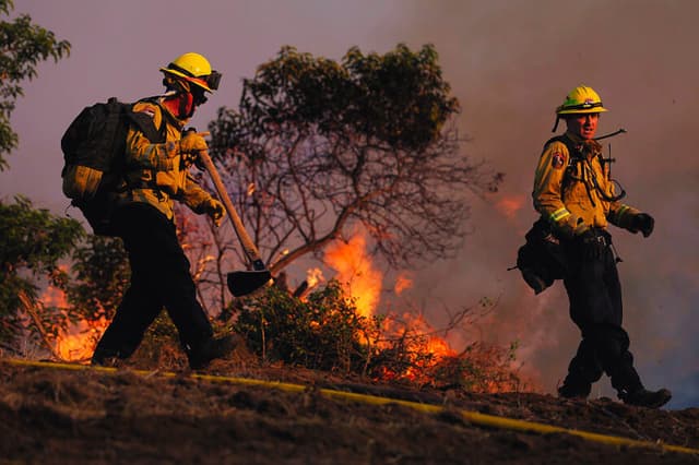 Los bomberos de Cal Fire combaten el incendio Sandy el 18 de mayo de 2026 en Simi Valley, California. (Justin Sullivan/Getty Images)