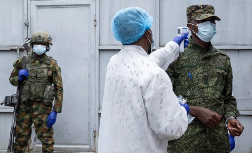 Un trabajador sanitario toma la temperatura de un miembro del M23 a las afueras de un laboratorio donde se analizan muestras de casos sospechosos de ébola, en Goma, Congo, el 19 de mayo de 2026. (Arlette Bashizi/Reuters). 