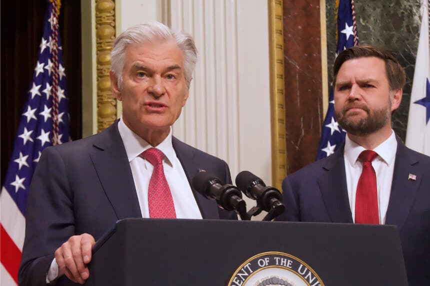 Dr. Mehmet Oz, administrador del Centro de Servicios de Medicare y Medicaid, habla en una conferencia de prensa en la Casa Blanca el 25 de febrero de 2026, mientras el vicepresidente JD Vance observa. (Travis Gillmore/The Epoch Times)