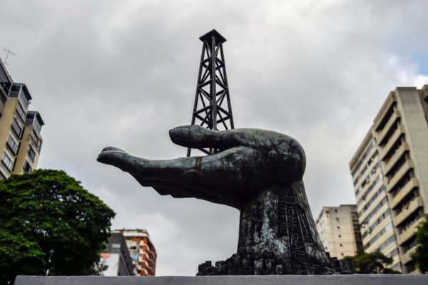 Vista del monumento frente a la sede de PdVSA en Caracas, el 29 de enero de 2019, día en que Estados Unidos anunció sanciones contra la petrolera estatal venezolana. (Luis Robayo / AFP vía Getty Images)