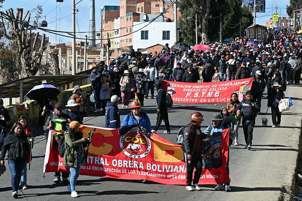 <em>El 21 de mayo de 2026, manifestantes participaron en una marcha organizada por el Centro Obrero Boliviano (COB) desde El Alto hasta La Paz, exigiendo la renuncia del presidente Rodrigo Paz. El presidente boliviano de centroderecha, Rodrigo Paz, anunció el 20 de mayo que realizaría cambios en su gabinete para incluir sectores sociales, en un intento por sofocar las protestas que exigían su renuncia tan solo seis meses después de asumir el cargo. (Foto de AIZAR RALDES / AFP vía Getty Images)</em>