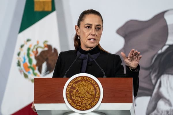 <em>Imagen de archivo del 23 de febrero de 2026 de la presidenta de México, Claudia Sheinbaum, durante su conferencia matutina en Palacio Nacional, en la Ciudad de México. (Cristopher Rogel Blanquet / Getty Images)</em>
