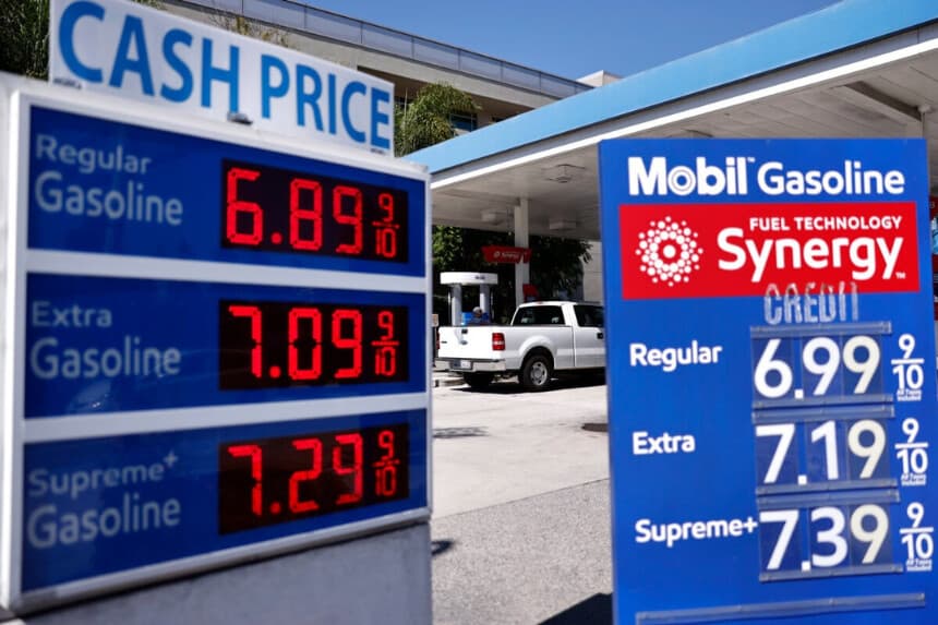 Gasolina en EE. UU. registra su precio más alto en cuatro años al inicio del Día de los Caídos