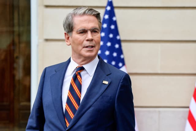 El secretario del Tesoro, Scott Bessent, se dirige a los periodistas en París el 16 de marzo de 2026. (Ludovic Marin/AFP vía Getty Images)