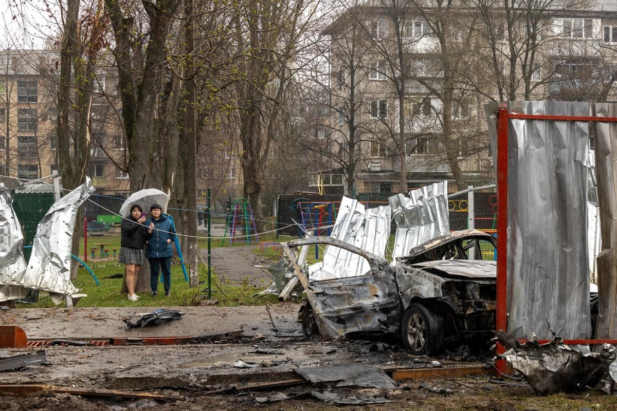 Residentes locales se encuentran en el lugar del impacto de un dron ruso en un barrio residencial, en medio del ataque de Rusia contra Ucrania, en Vyshneve, a las afueras de Kiev, Ucrania, el 3 de abril de 2026. (Thomas Peter/Reuters).