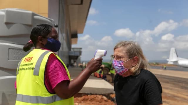 CDC extiende restricciones por ébola a titulares de green card
