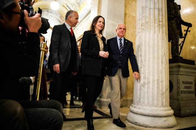 (De izquierda a derecha) El representante estadounidense Mario Díaz-Balart (republicano por Florida), la líder de la oposición venezolana María Corina Machado y el representante estadounidense Carlos Giménez (republicano por Florida) se acercan a hablar con los periodistas tras una reunión a puerta cerrada en el Capitolio de los Estados Unidos el 20 de enero de 2026. (Samuel Corum/Getty Images)