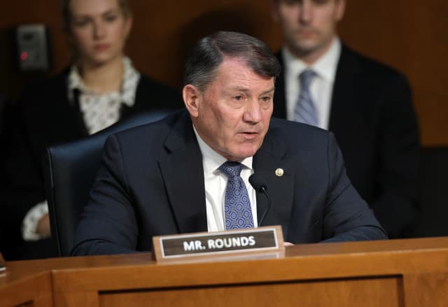 El senador Mike Rounds (RS.D.) participa en una audiencia del Comité de Inteligencia del Senado sobre amenazas mundiales en el edificio de oficinas del Senado Hart en Washington el 18 de marzo de 2026. (Kevin Dietsch/Getty Images)