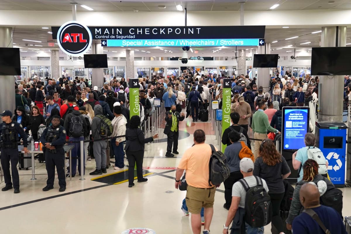 CDC añaden segundo aeropuerto para el control de viajeros que podrían tener ébola