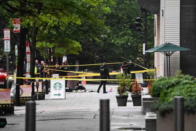 La policía acordonó bloques en la escena de un crimen en una acera en la calle 17 y Pennsylvania Ave cerca de la Casa Blanca el 23 de mayo de 2026, después de que se dispararan tiros. (Alex Wroblewski/AFP vía Getty Images)