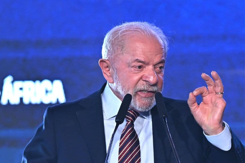 El presidente de Brasil, Luiz Inácio Lula da Silva, habla durante la apertura del I Foro de Rectores Brasil-África que busca fortalecer la cooperación académica, científica y tecnológica entre ambos países este lunes, en Brasilia, Brasil. (EFE/ Andre Borges)