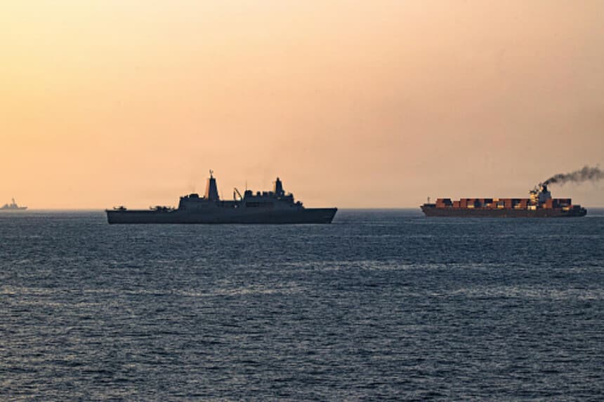 En la fotografía, el Comando Central de Estados Unidos informa que fuerzas estadounidenses patrullan el mar Arábigo cerca del buque M/V Touska el 20 de abril de 2026, tras disparar contra una embarcación con bandera iraní, a la que Washington acusó de intentar violar el bloqueo naval estadounidense a puertos iraníes cercanos al estrecho de Ormuz. (Imagen facilitada por la Armada de Estados Unidos a través de Getty Images).