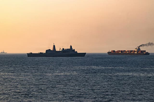 En la fotografía, el Comando Central de Estados Unidos informa que fuerzas estadounidenses patrullan el mar Arábigo cerca del buque M/V Touska el 20 de abril de 2026, tras disparar contra una embarcación con bandera iraní, a la que Washington acusó de intentar violar el bloqueo naval estadounidense a puertos iraníes cercanos al estrecho de Ormuz. (Imagen facilitada por la Armada de Estados Unidos a través de Getty Images).
