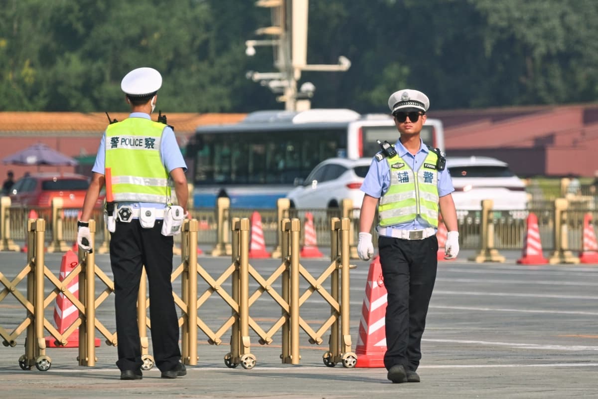 Policías en la plaza de Tiananmen en Pekín, en una fotografía de archivo sin fecha.  (Adek Berry/AFP vía Getty Images)