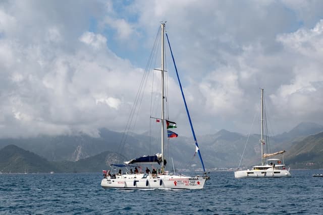 Las embarcaciones de la Flotilla Global Sumud, que transportan a activistas y ayuda humanitaria, se preparan para zarpar hacia Gaza desde el puerto de Marmaris (Turquía) el 14 de mayo de 2026, en un intento por romper el bloqueo naval israelí. (Foto AP/Murat Kocabas)
