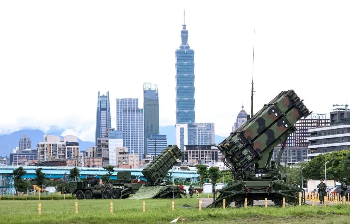 Los sistemas de misiles Patriot de la Fuerza Aérea se despliegan en un parque local durante el ejercicio militar anual Han Kuang de Taiwán, celebrado en Taipéi el 11 de julio de 2025. (I-Hwa Cheng/AFP vía Getty Images).