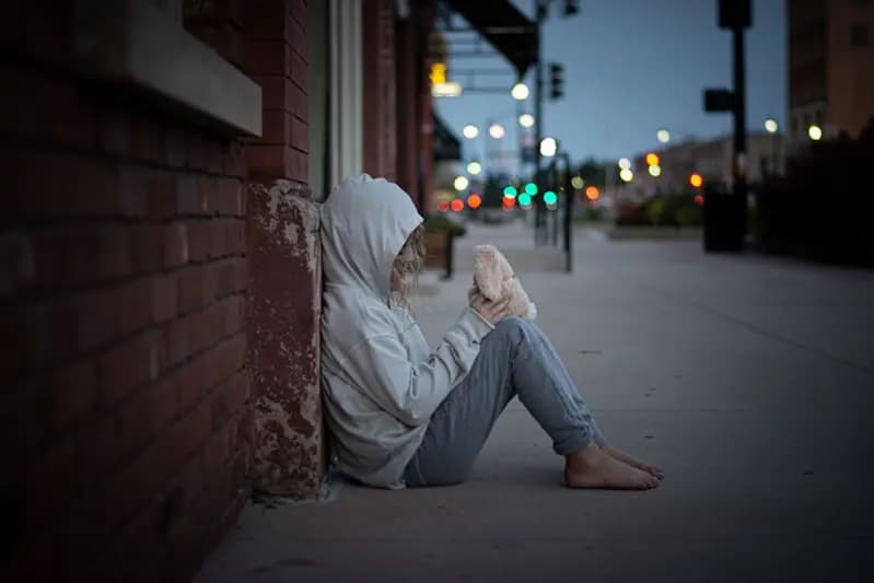 <em>Entre las víctimas de alto riesgo de trata de personas se incluyen niños y jóvenes bajo tutela estatal y juvenil, así como aquellos que han sufrido abuso o negligencia infantil. (Departamento de Salud y Servicios Humanos de los Estados Unidos)</em>